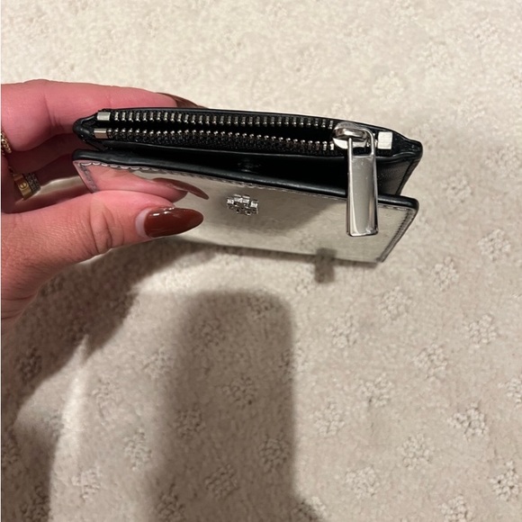 Tory Burch Emerson Mirror Small Silver Metallic Reflective Bi Fold Wallet - Picture 10 of 10